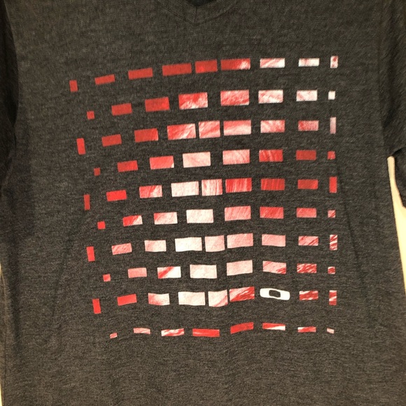 OAKLEY V-neck T-Shirt NWOT - Picture 3 of 5